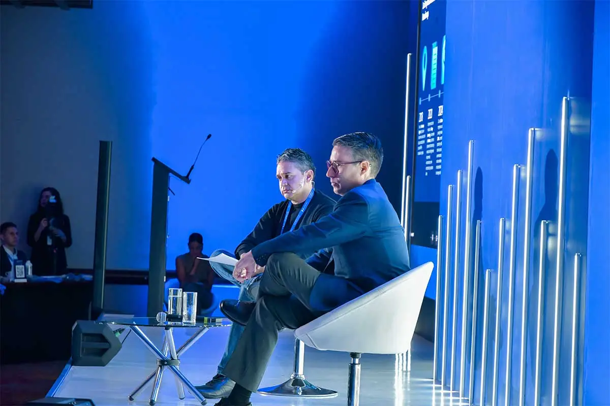 Francisco Alemán moderando el panel Impacto de la AI en el proceso hipotecario